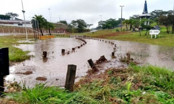 Chuva causa alagamentos e estragos em diversos pontos de Adamantina