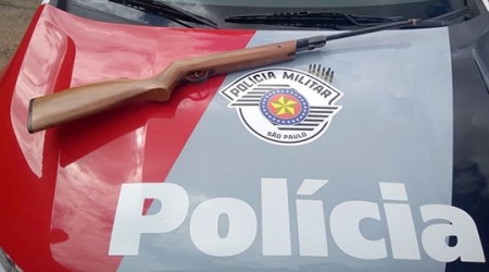 Denúncia anônima leva PM a sítio onde prende homem com espingarda carabina e munições