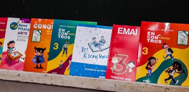 Alunos da EMEFI de Salmouro recebem livros didticos para 2019
