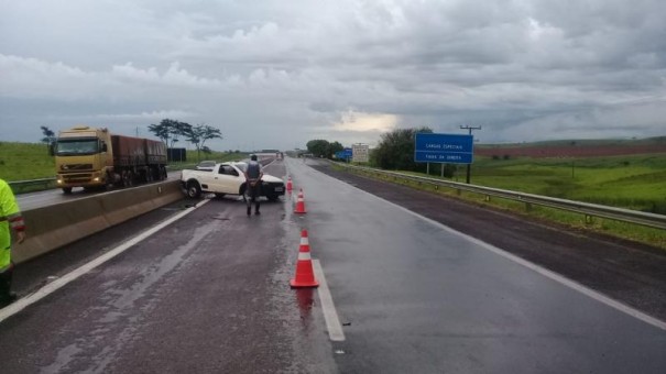 ​​​​​​​Condutor fica ferido ap�s capotamento na SP-270