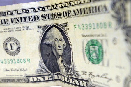 Bolsa cai 0,98%, e dólar tem alta de 0,77%