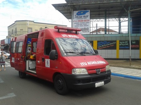 Atropelamento deixa dois feridos no centro de Osvaldo Cruz