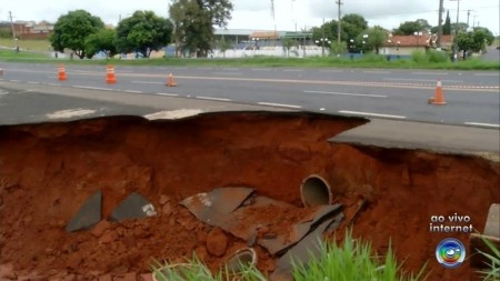 Pedestres se arriscam para ver erosão em rodovia de Quintana