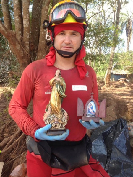 Bombeiros do Oeste Paulista encontram imagem de santa intacta no meio de destroços em Brumadinho