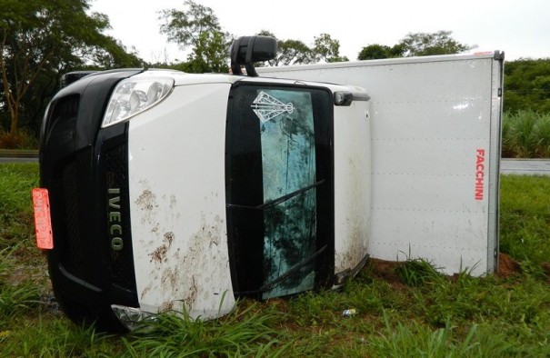 Caminh�o tomba na SP-294 pr�ximo ao trevo de Atl�ntida em Fl�rida Paulista
