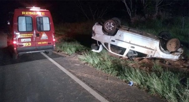 Capotamento da SP-294 em Hercul�ndia fere uma pessoa