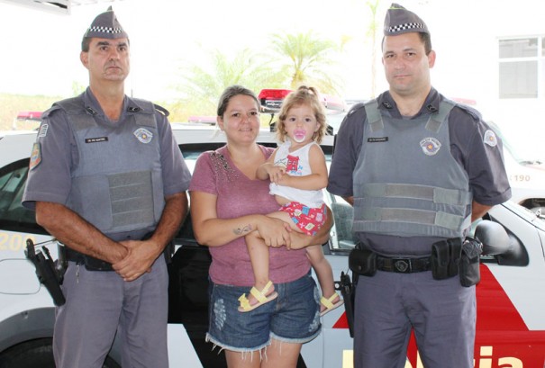 Policiais 'heris' recebem visita de criana salva de um engasgamento