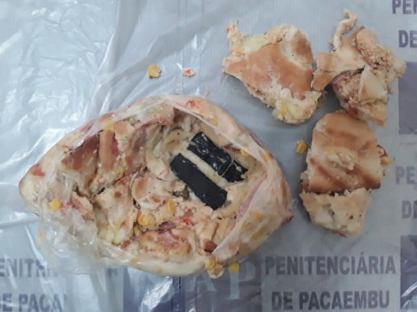 Me leva celulares entre fatias de pizza ao filho preso em Pacaembu
