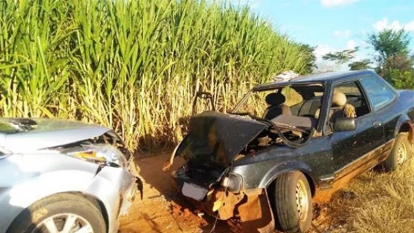 Colis�o frontal entre ve�culos deixa duas pessoas feridas em Fl�rida Paulista