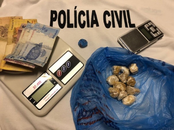 Pol�cia Civil prende rapaz por tr�fico de drogas em Rin�polis