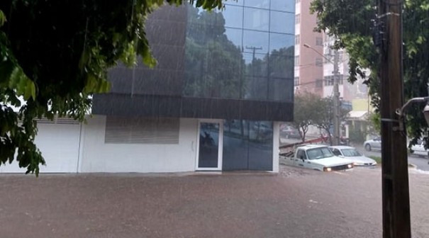 Chuva volta a inundar rea prxima ao Frum em Adamantina