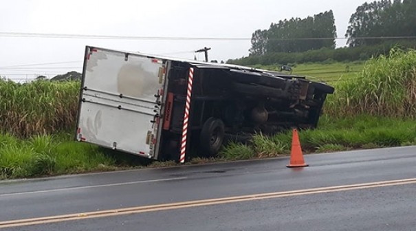 Caminh�o ba� tomba na SP-294