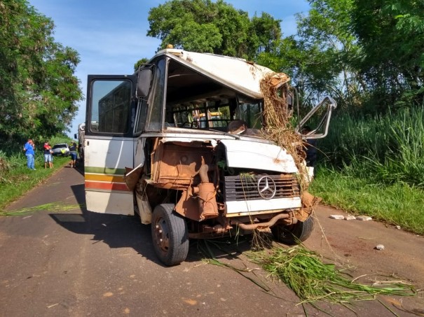 Acidente entre nibus de trabalhadores rurais e trator na vicinal Iacri-Rinpolis deixa 18 feridos
