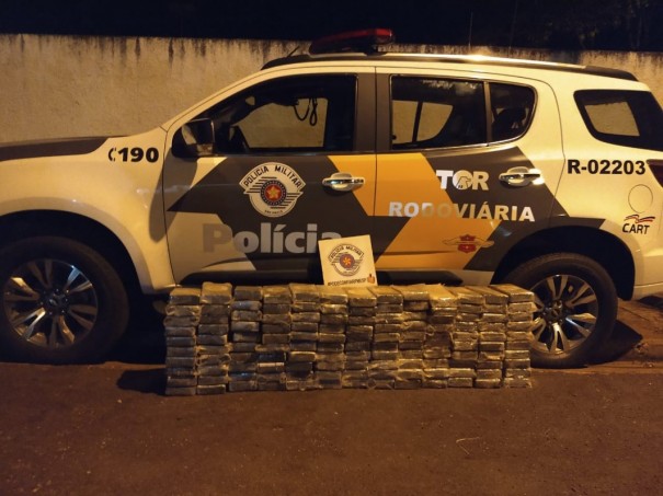 Pol�cia Rodovi�ria apreende 140 kg de coca�na em fundo falso de caminh�o de soja, em Rosana