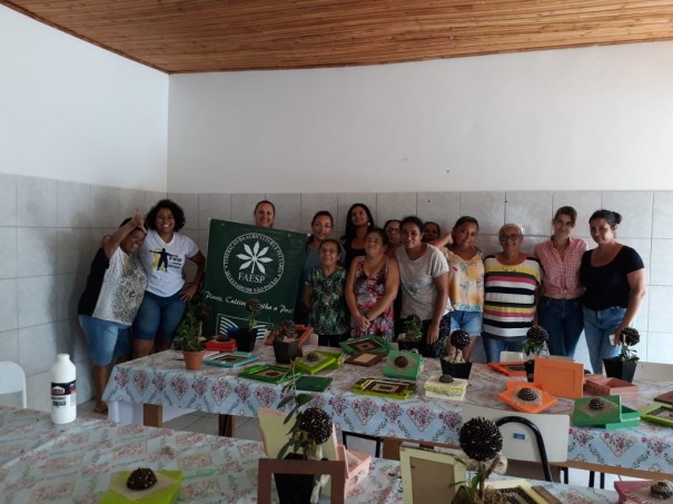 CRAS de Sagres e Senar de Inbia realizam curso de artesanato decorativo com folhas, cascas e gro de caf 