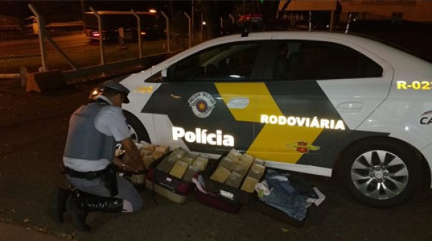 Polcia Rodoviria apreende 49 tabletes de pasta base de cocana em Assis