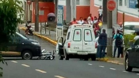 Motociclista fica ferido após acidente com carro funerário que transportava os corpos das rinopolenses