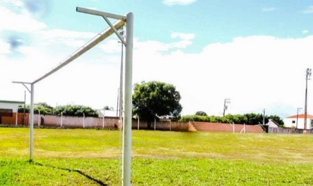 Estádio de Salmourão continua em obras