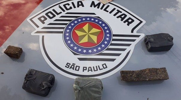 Traficante � preso em flagrante pela PM fracionando drogas