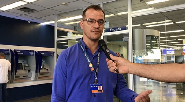 Ganhador de R$ 5,8 milhes da Mega da Virada se apresenta na Caixa em Adamantina