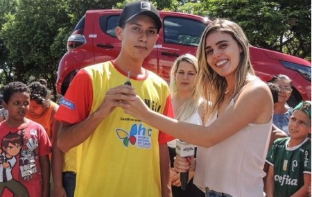 Depois de receber prêmio do SP CAP, jovem de Salmourão doa R$ 1.000,00 para ajudar a vendedora da cartela