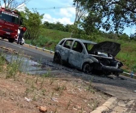 Veículo com placas de Salmourão pega fogo na Vicinal Roberto Romanini