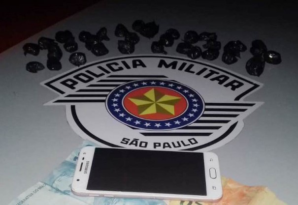 Fora Ttica prende indivduo por trfico e apreende vrias pores de maconha prontas para a venda