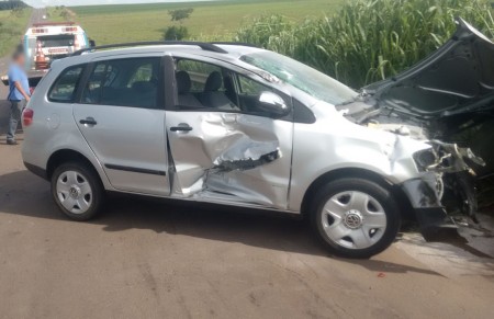 Carro e caminhão se envolvem em acidente na SP-294, no trecho Iacri - Parapuã