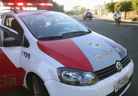 Dupla em moto e com arma de fogo tenta assaltar idoso no centro de Bastos