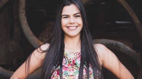 Mulher de 21 anos est em estado grave aps cair de carro em movimento