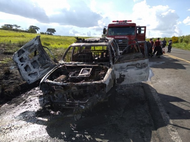 Viatura da Polcia Militar de OC pega fogo na Rodovia Comandante Joo Ribeiro de Barros