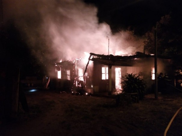 Vela acesa d incio a incndio e casa de madeira acaba destruda em Presidente Epitcio