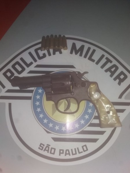 Homem é preso por porte e posse de arma de fogo, violência doméstica e ameaça em OC