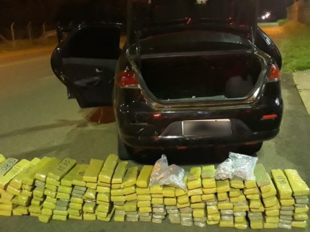 Polícia Rodoviária localiza quase 200 kg de maconha em porta-malas de carro e prende homem, em Rosana