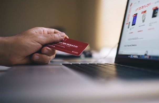 Homem perde R$ 2,4 mil aps comprar rodas de caminho anunciadas na internet e no receber produtos