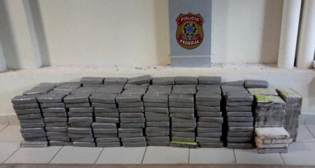 Polícia Federal apreende 433 kg de cocaína em meio a carregamento de milho, em Teodoro Sampaio