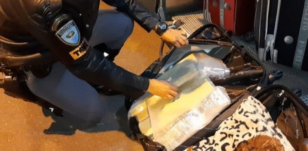 Mulher é flagrada pela polícia transportando quase 10 quilos de drogas em ônibus e acaba presa