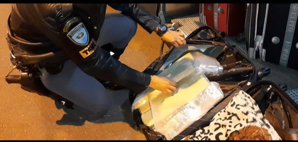 Mulher � presa com mais de 9 kg entre maconha e Skank em fiscaliza��o na SP-270