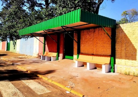 Construção de abrigo próximo a escola de Salmourão recebe elogios de alunos