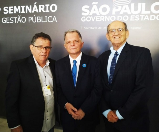 Prefeito de Flrida Paulista participa de Seminrio de Gesto Pblica e recebe anncio de verba do Estado