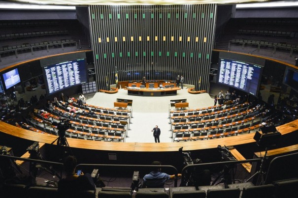 Cmara pode votar destaques  nova Lei de Licitaes
