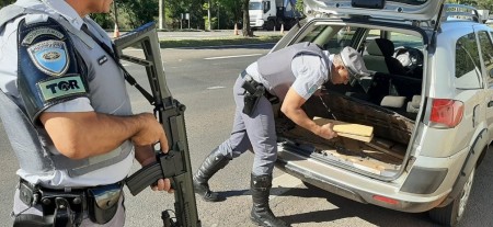 Ao vistoriar porta-malas de veículo, Polícia Rodoviária encontra fundo falso recheado de maconha