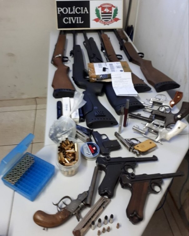 Pol�cia Civil apreende v�rias armas e muni��es em oficina mec�nica, em Presidente Epit�cio