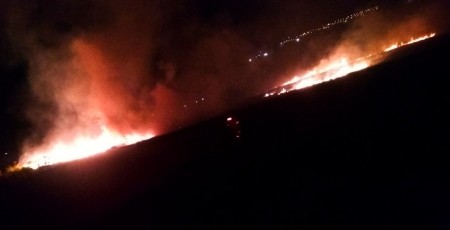 Incêndio atinge área às margens de rodovia em Santa Cruz do Rio Pardo