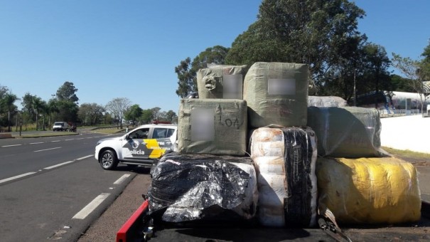 Fardos com roupas do Paraguai s�o apreendidos pela Pol�cia Militar Rodovi�ria na SP-270
