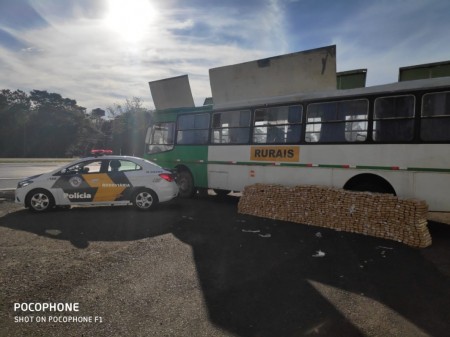 Ônibus rural é flagrado com 860 tijolos de maconha no teto