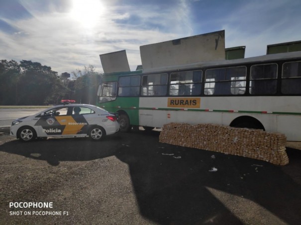 �nibus rural � flagrado com 860 tijolos de maconha no teto