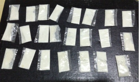 Indivíduo é preso pela PM após fugir e dispensar sacola com 23 sachês de cocaína