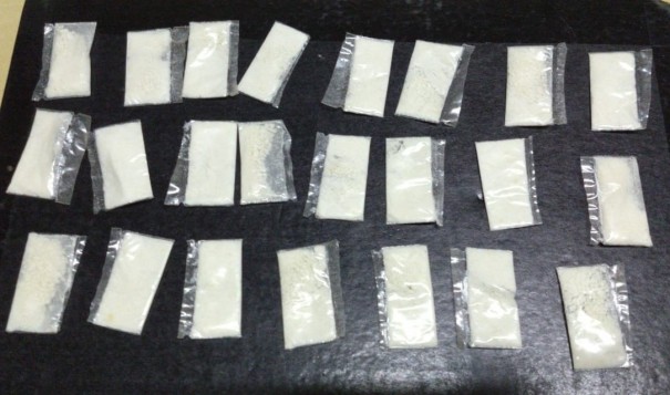 Indiv�duo � preso pela PM ap�s fugir e dispensar sacola com 23 sach�s de coca�na