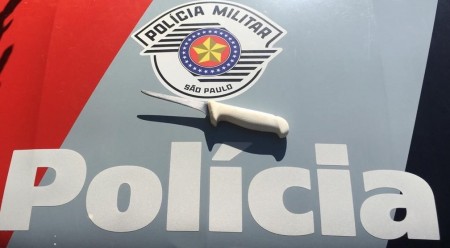 Homem é preso por dar socos e ameaçar mulher, que revida com facada, em Adamantina